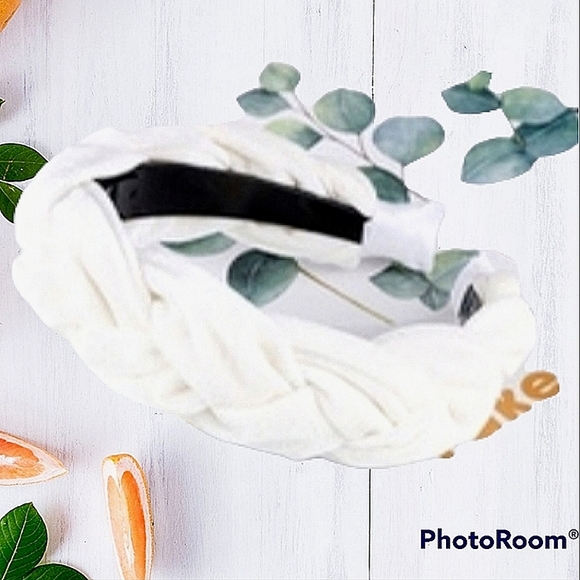 Choice of 3 elastic velvet headbands in 2 different styles & 3 colors. - Picture 4 of 10